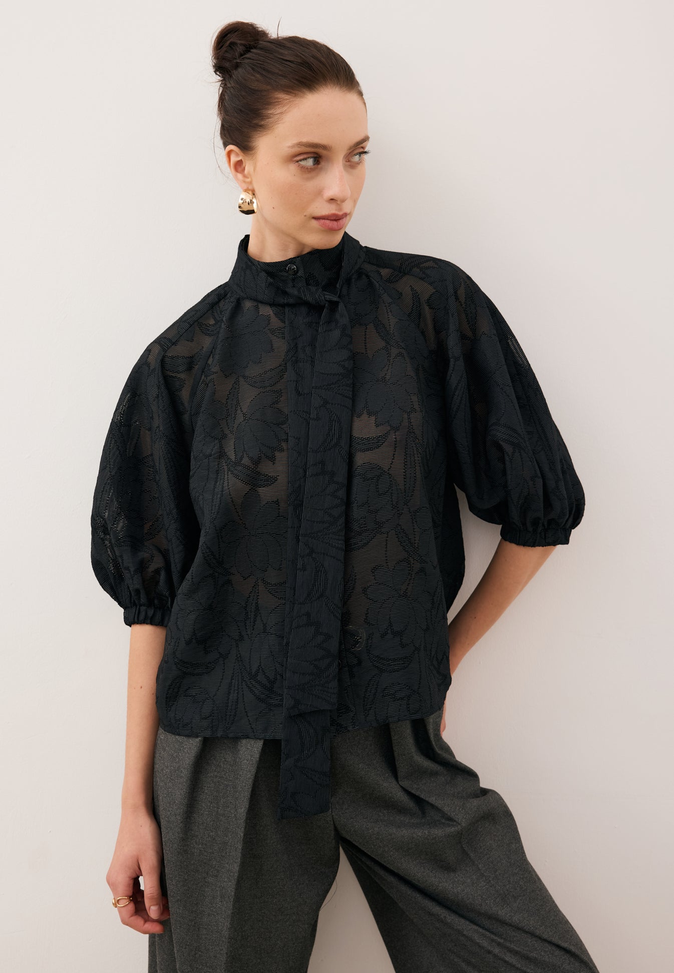 Black blouse with a floral pattern AZALEA – Bizuu