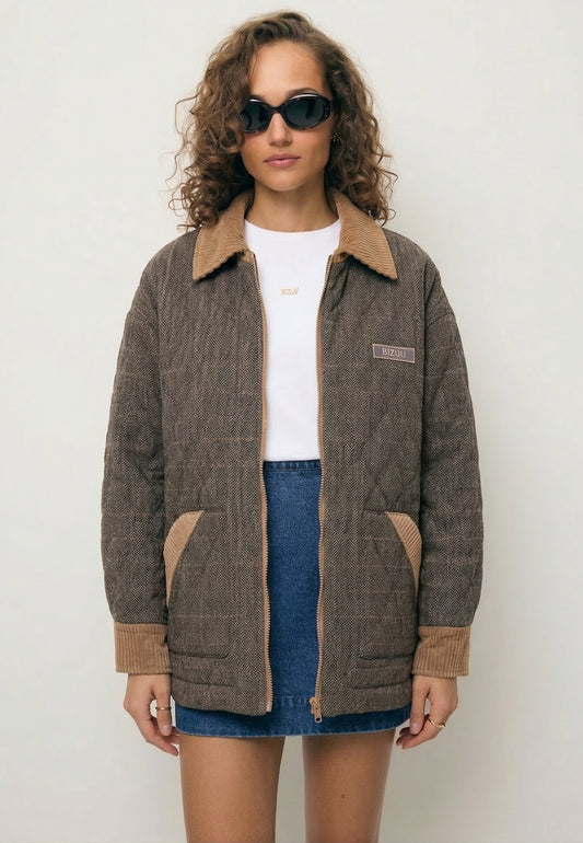 The model is wearing the BAIONA reversible quilted jacket and the TISHALL basic T-shirt.