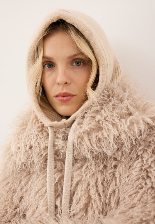 Model wearing the beige BALA balaclava and the long-haired faux fur VICENZA jacket.