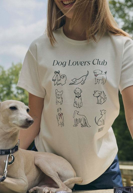 Close-up of the model's T-shirt with drawings of dogs and the inscription Dog Lovers Club.
