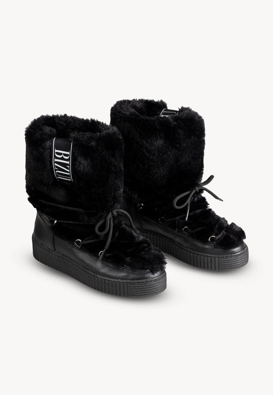 Black fur snow boots FINN with a decorative logo patch on the upper.