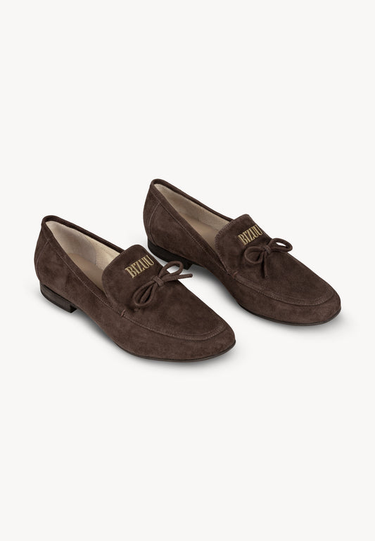 Brown LISANA suede moccasins. Decorative bow and gold Bizuu logo on the front.