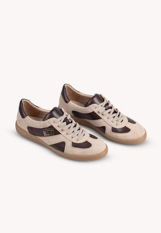 Beige SODDY sneakers with brown inserts and a gold logo on the side.