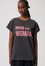 Load image into Gallery viewer, Slogan T-shirt with round neckline PRAUDIA in graphite
