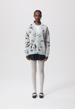 Load image into Gallery viewer, Zip-up floral sweater CASO in beige
