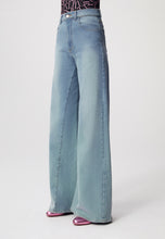 Load image into Gallery viewer, Wide-leg jeans CAY in blue

