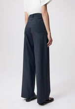 Load image into Gallery viewer, Pleated trousers with loops AROW in navy blue
