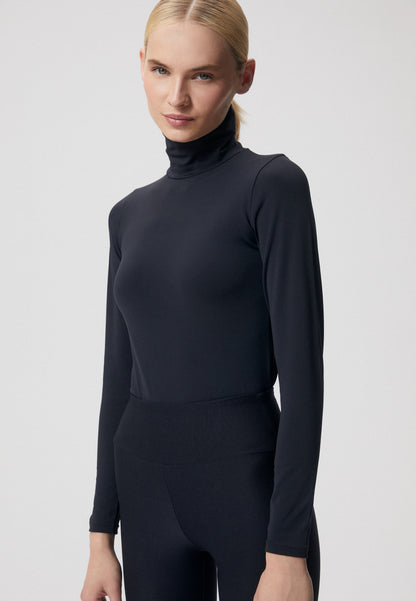 OWAKA black close-fitting turtleneck