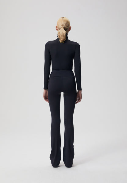 OWAKA black close-fitting turtleneck