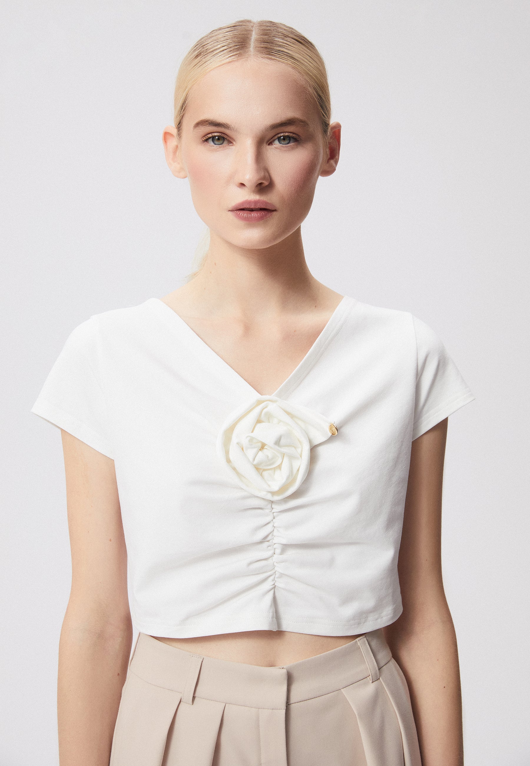 Short V-neck t-shirt with a flower at the neckline LUMY cream