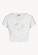 Load image into Gallery viewer, Short V-neck t-shirt with a flower at the neckline LUMY cream
