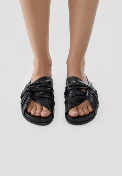Leather slippers with decorative intertwining LYNN black
