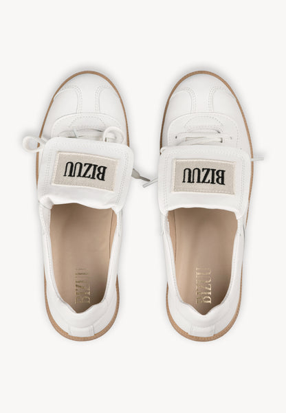 White sneakers with a rolled tongue and BIZUU MOBBY patch