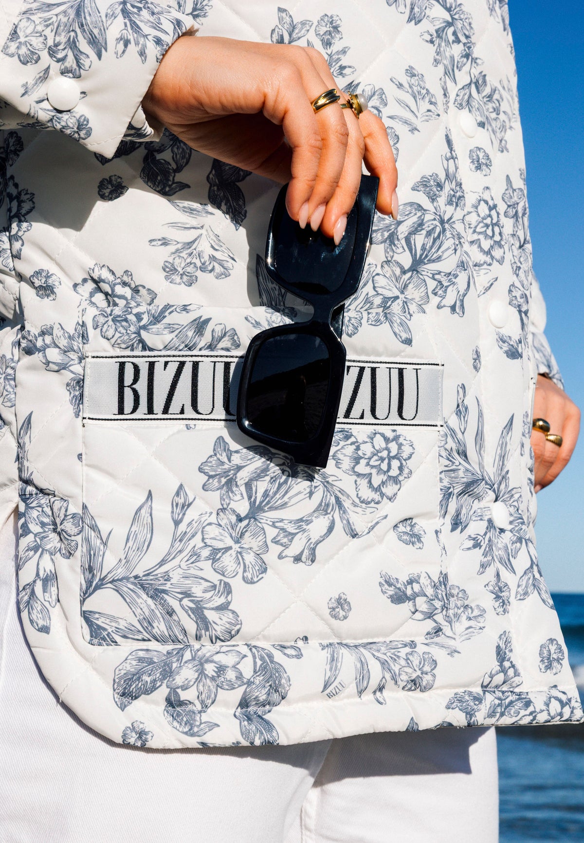 Sunglasses with black frame AVOLA