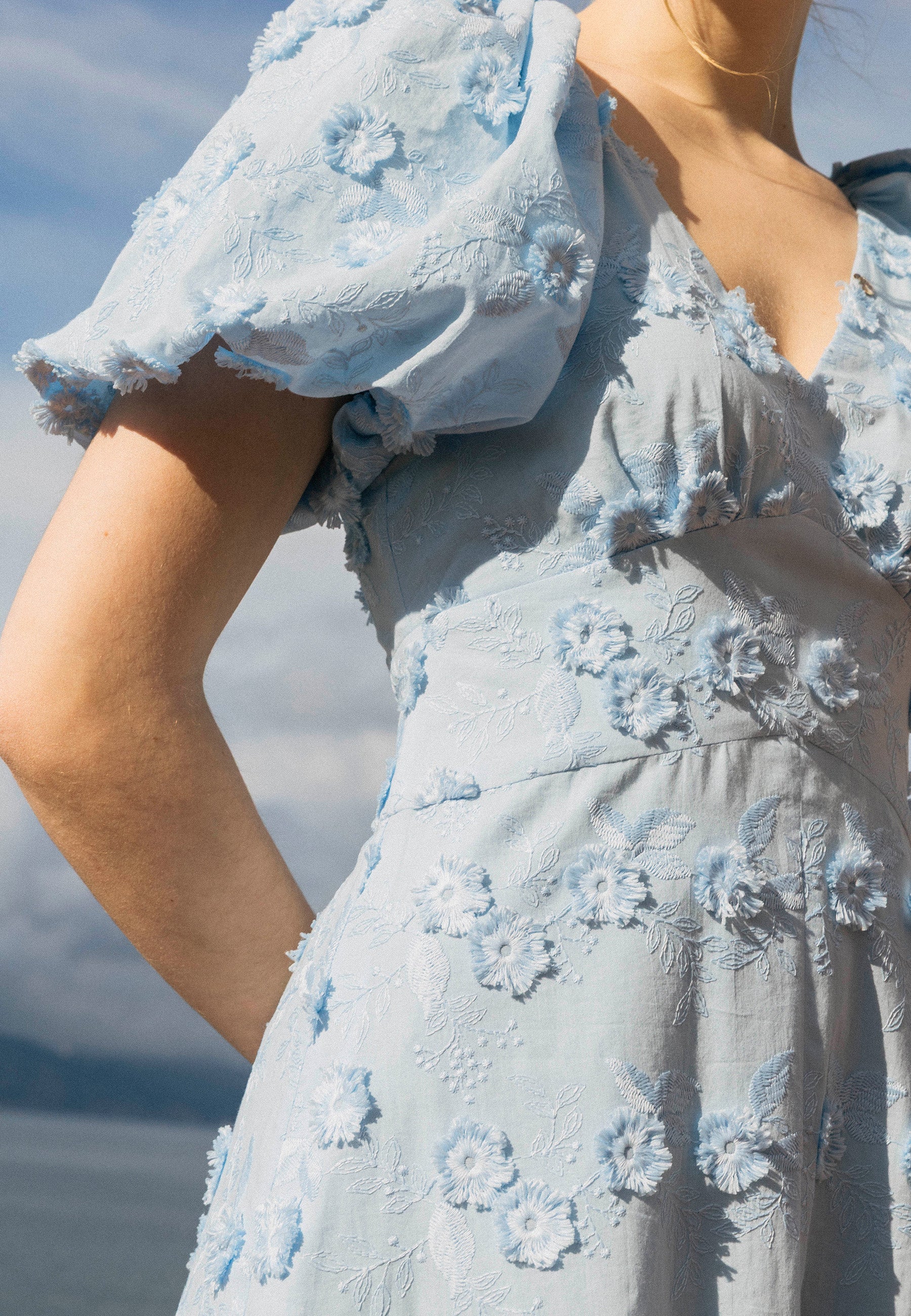 Blue midi dress with floral embroidery FELICITE Bizuu Blue midi dress with floral embroidery FELICITE Bizuu