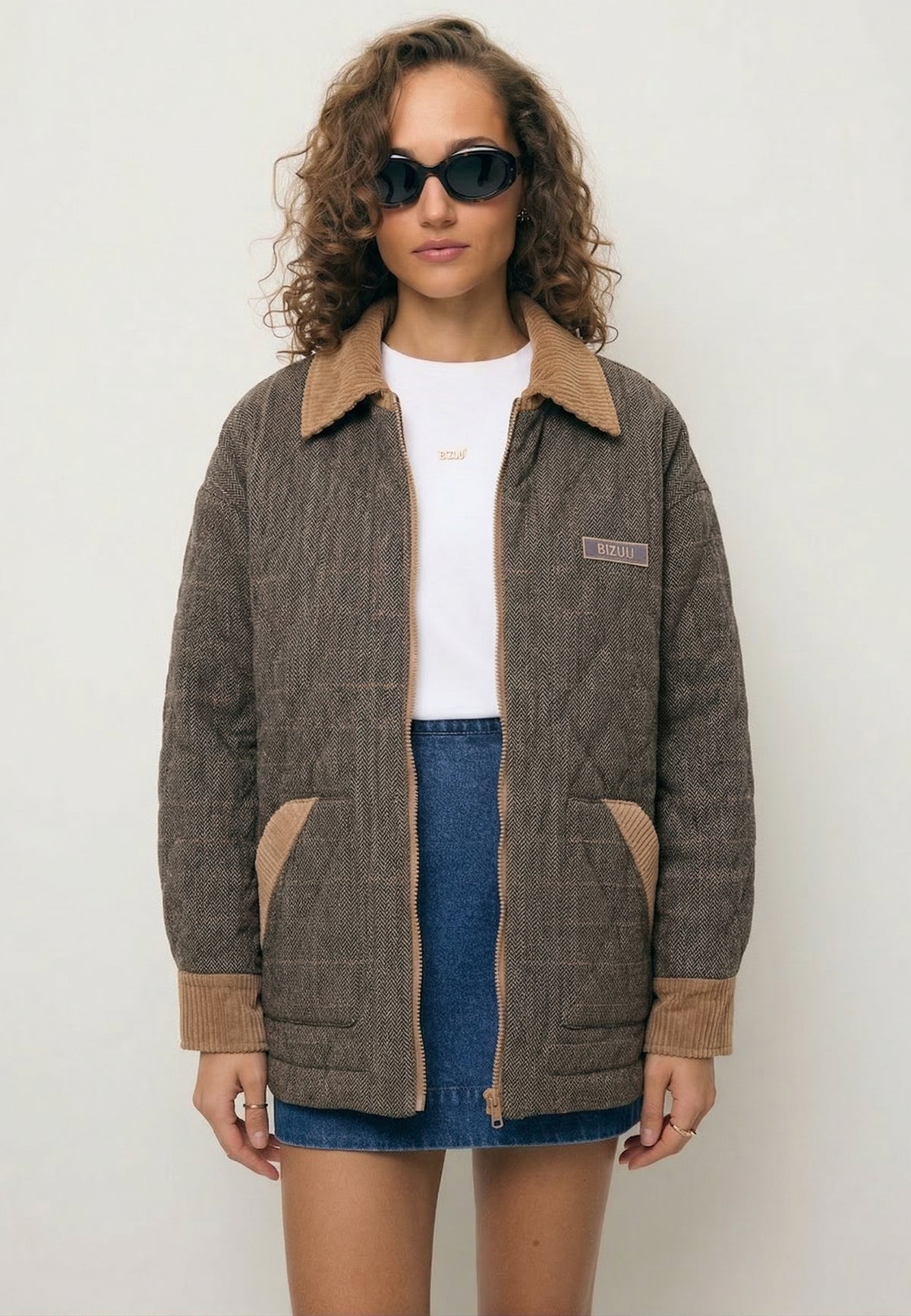 The model is wearing the BAIONA reversible quilted jacket and the TISHALL basic T-shirt.