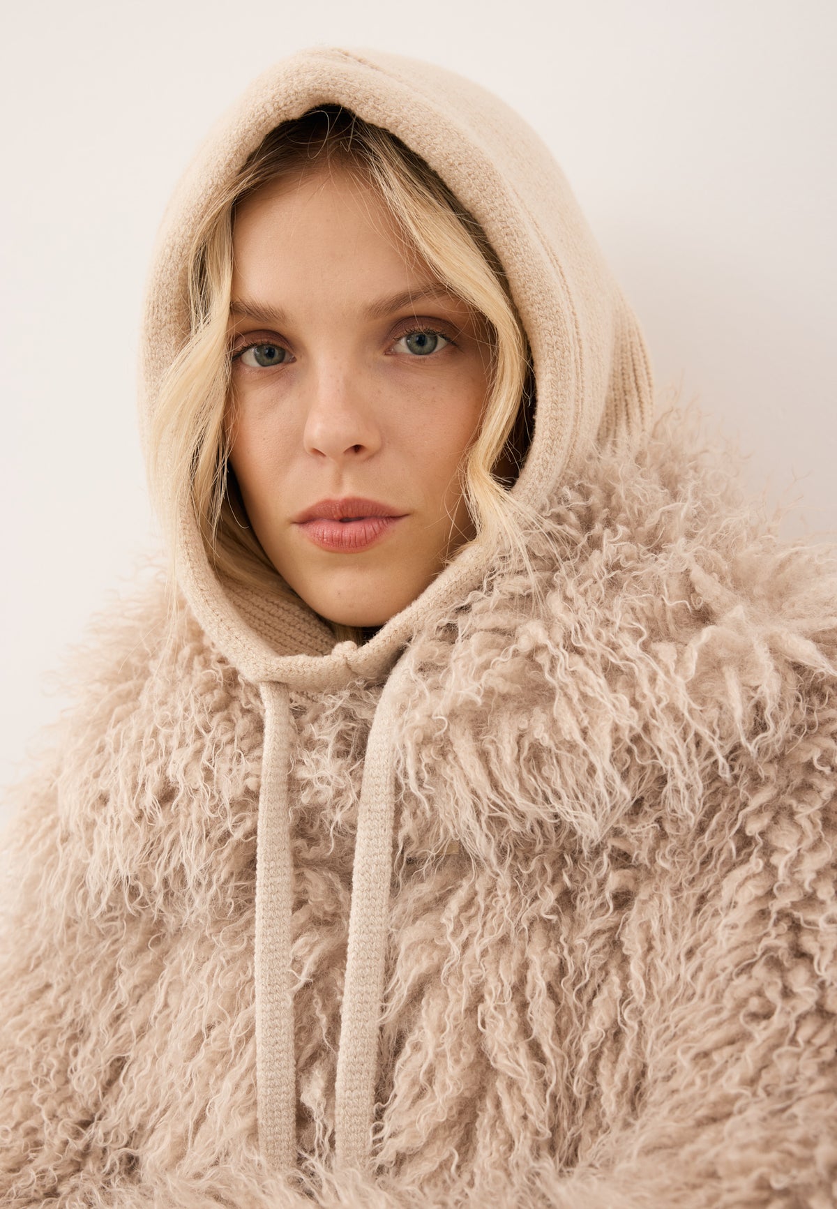 Model wearing the beige BALA balaclava and the long-haired faux fur VICENZA jacket.