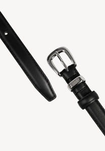 Black CHANTILLY leather belt with a silver buckle.