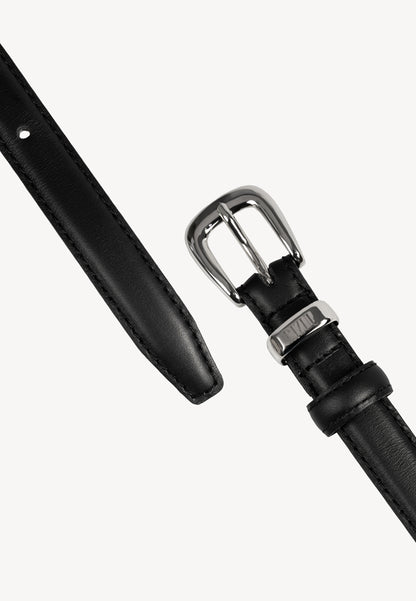 Black CHANTILLY leather belt with a silver buckle.