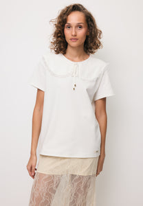 Creamy T-shirt with decorative collar CUTIE
