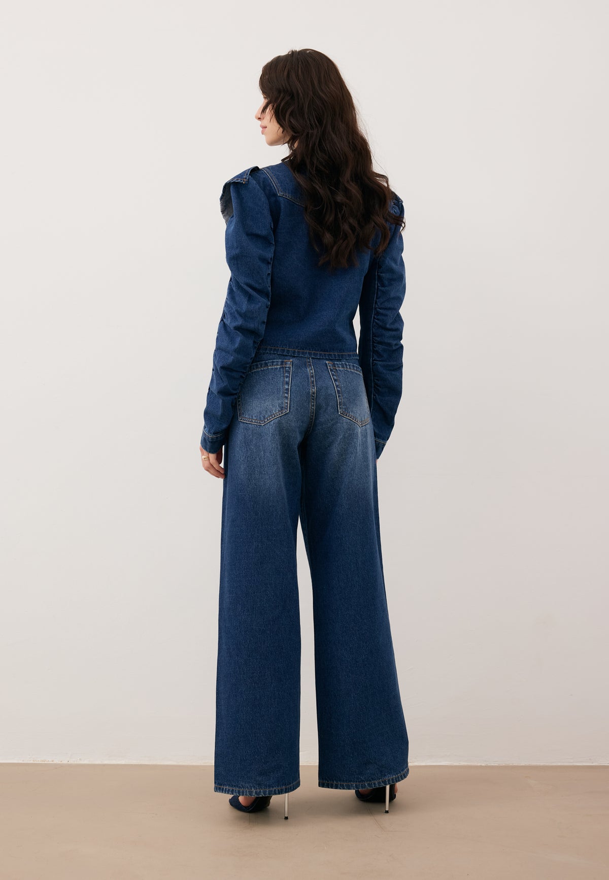 The model is dressed in navy LEYLA jeans paired with the navy ROSSO sweater.