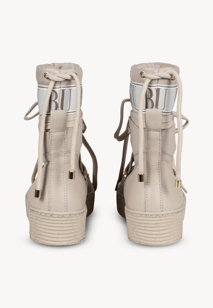 Leather snow boots with branded tape ESPEN in beige.