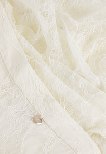 A cream FLACE lace skirt.