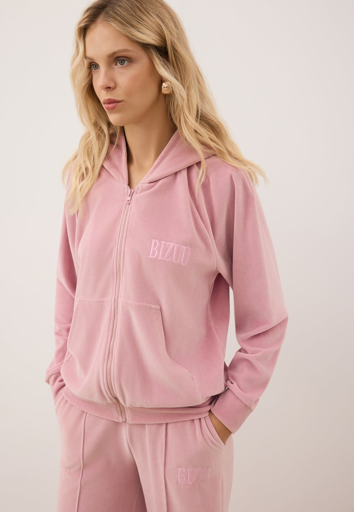 Pink velour IANELLA sweatshirt with Bizuu embroidery and hood.