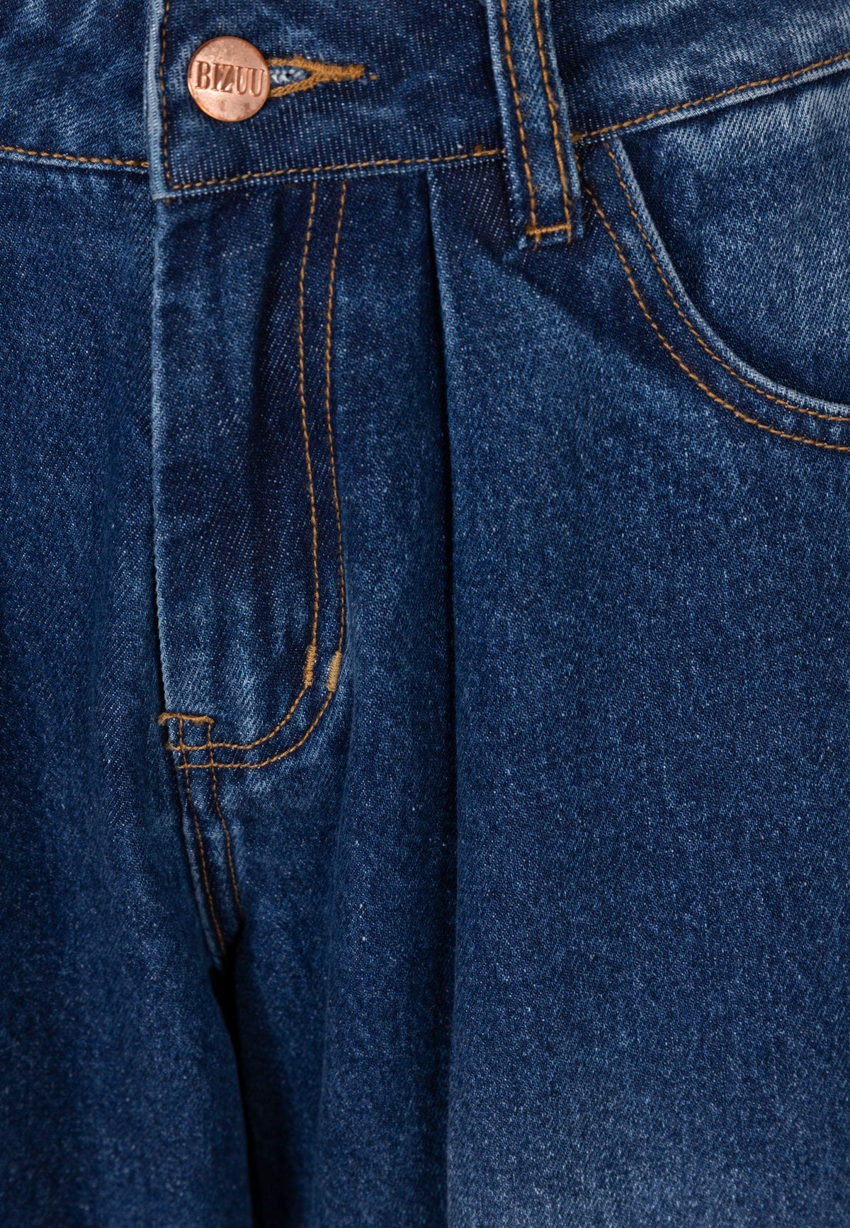 Close-up of the branded button and darts at the pockets of the LEYLA jeans.