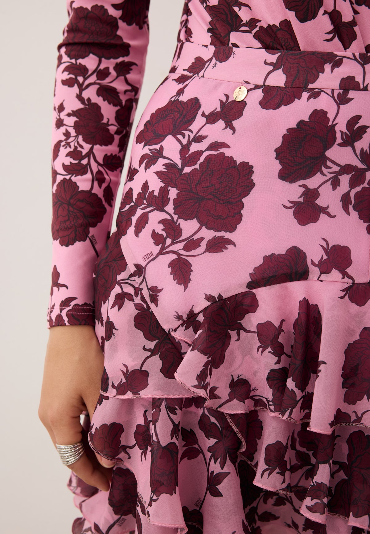 Close-up of the details and floral print of the CANDICE skirt.