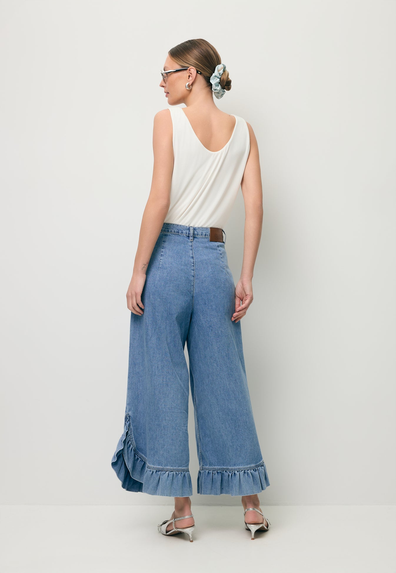 NELLA denim trousers with wide legs and a ruffle detail