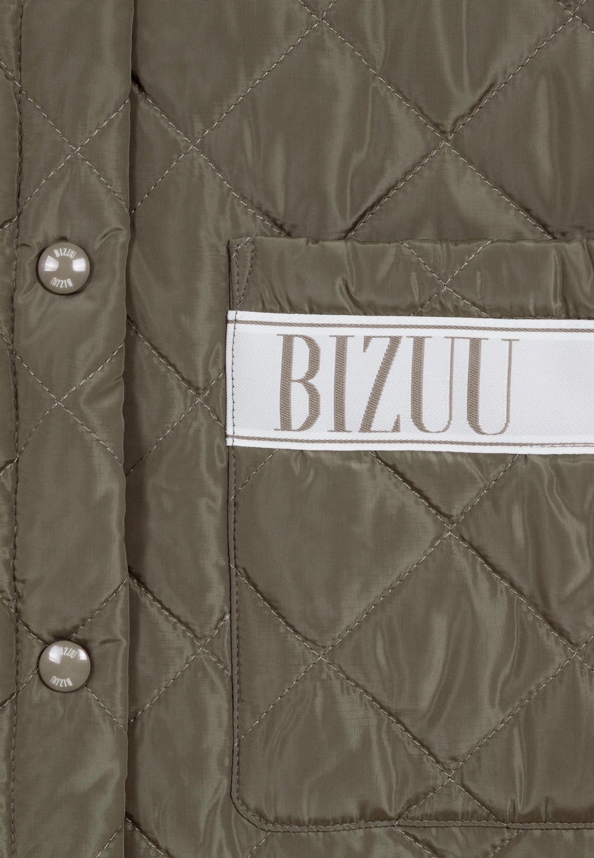 Close-up of the branded tape on the pocket and branded snap buttons of the khaki MAREVIA long quilted coat.