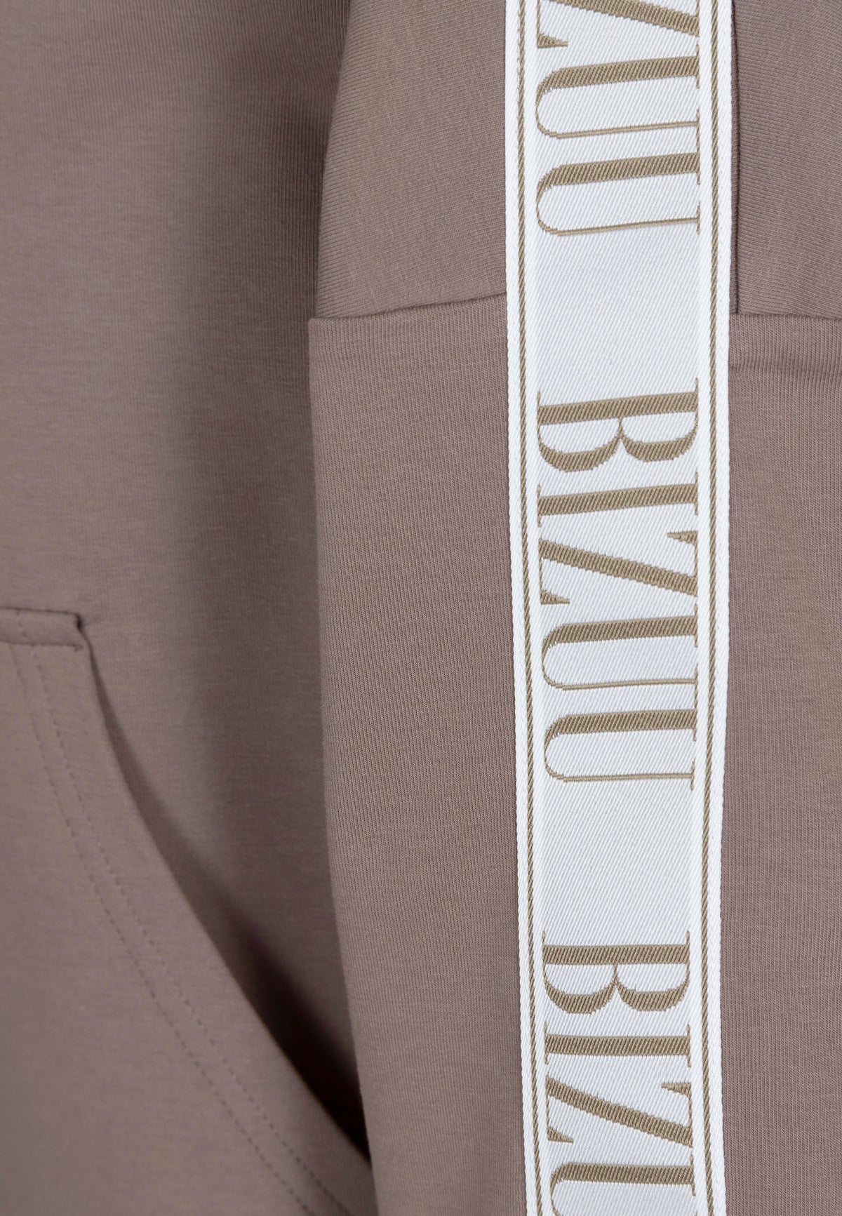 Close-up of the Bizuu logo lampas placed on the MAYRA sleeve.