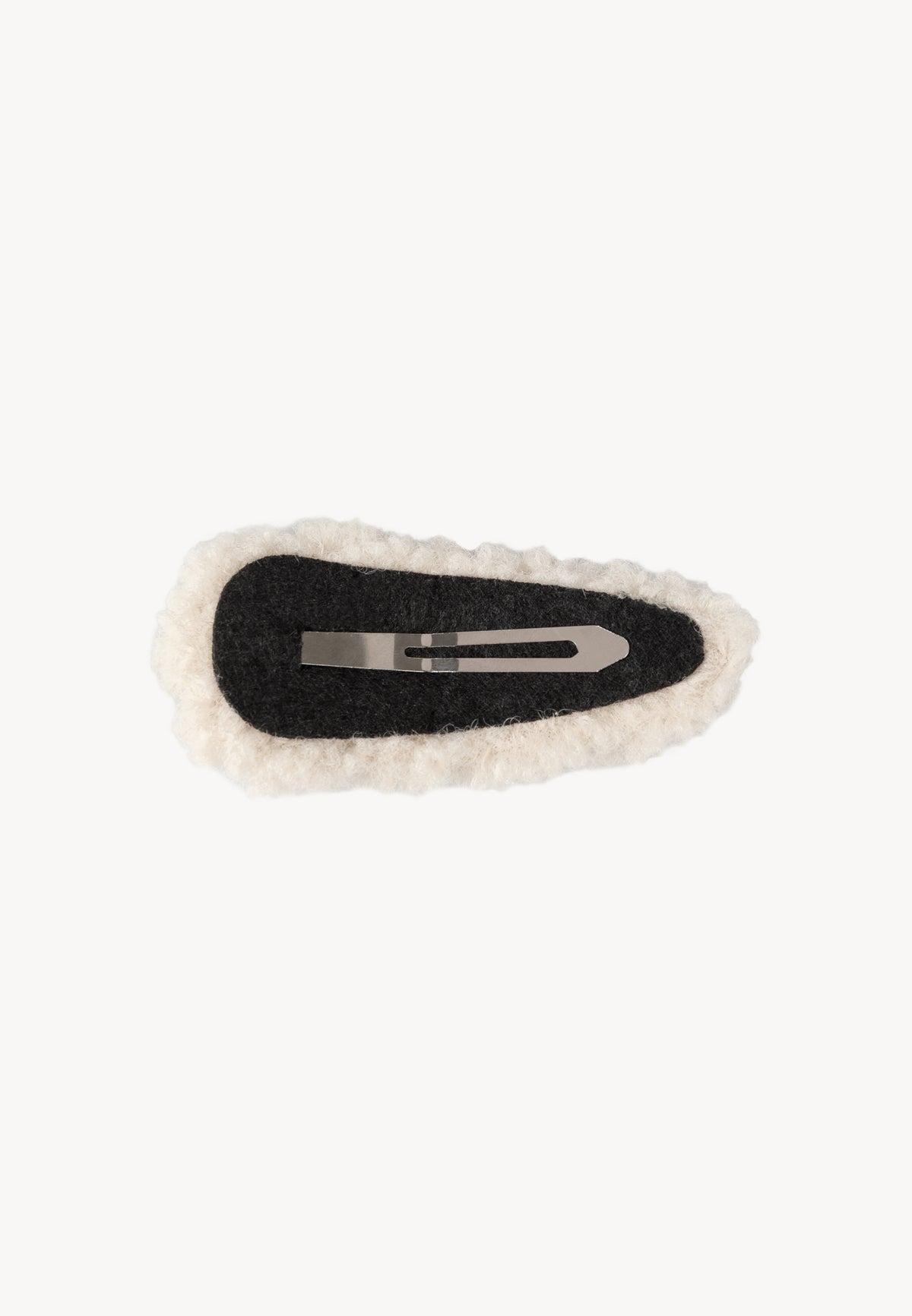 Back view of the cream PLUSHA shearling hair clip.