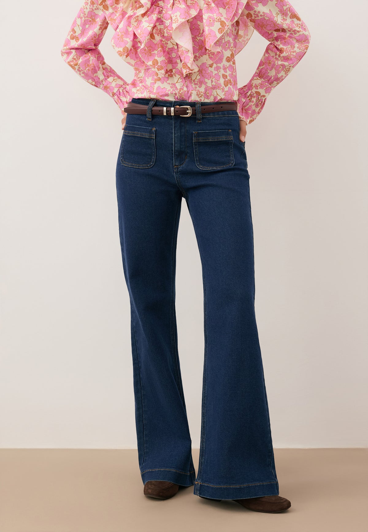 Close-up of the model's legs in navy blue DELPHI jeans.