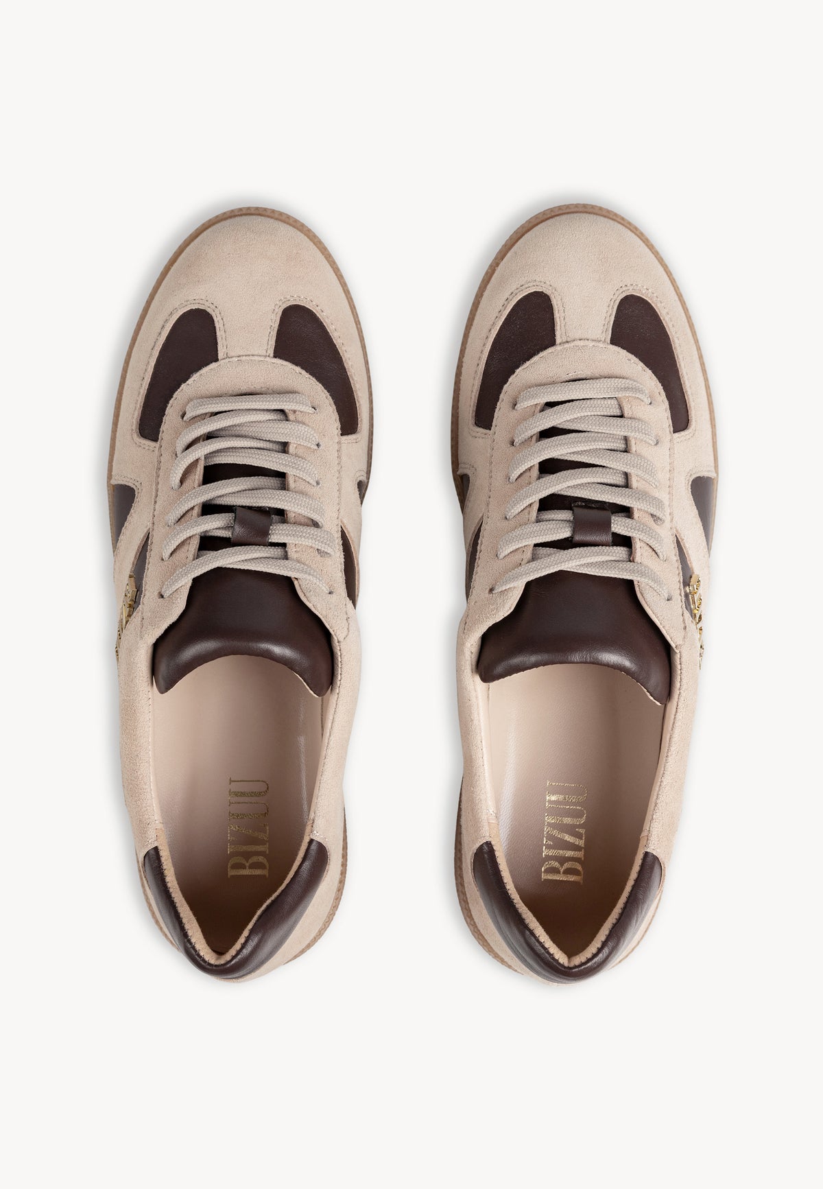 Beige SODDY sneakers with brown inserts. Photos from above, with a gold stamp featuring the BIZUU logo on the insole.