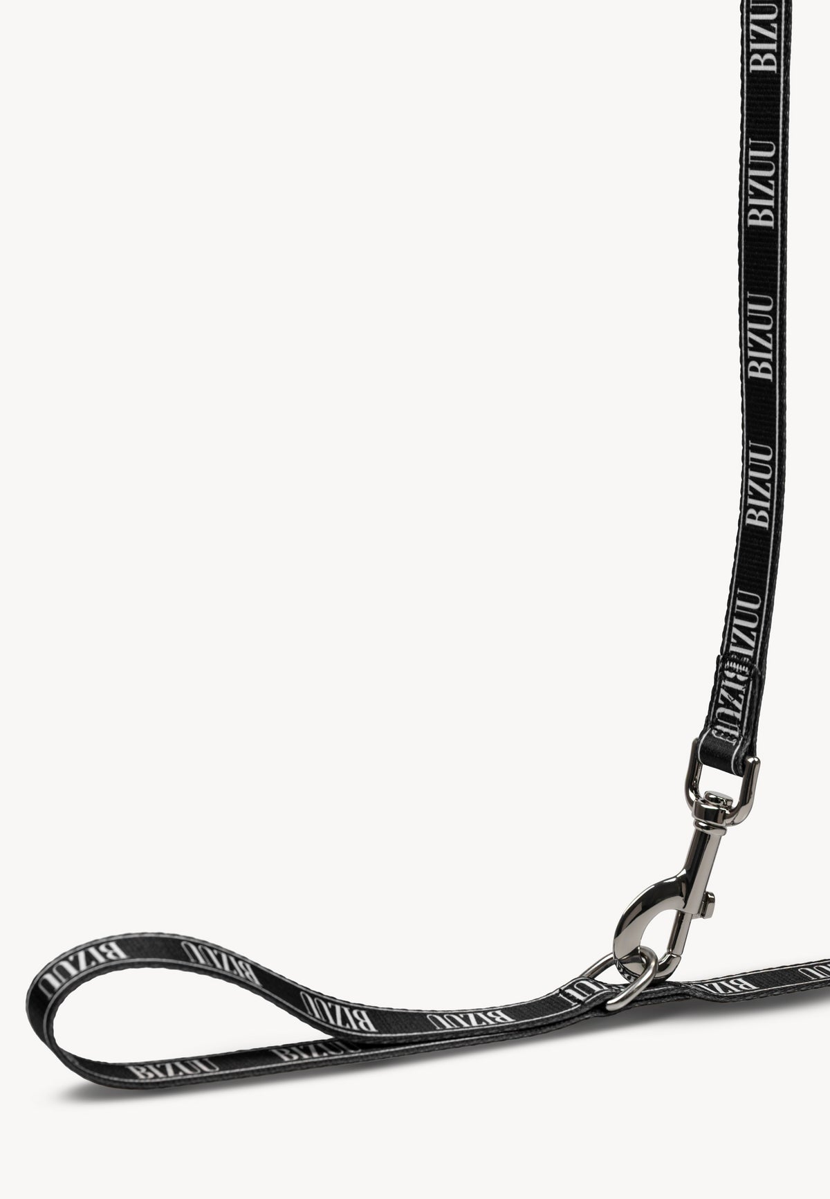 Zoom in on the black lanyard clasp in white Bizuu logo presented on a white background.