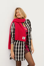 Load image into Gallery viewer, Long scarf with logo patch LUPE fuchsia