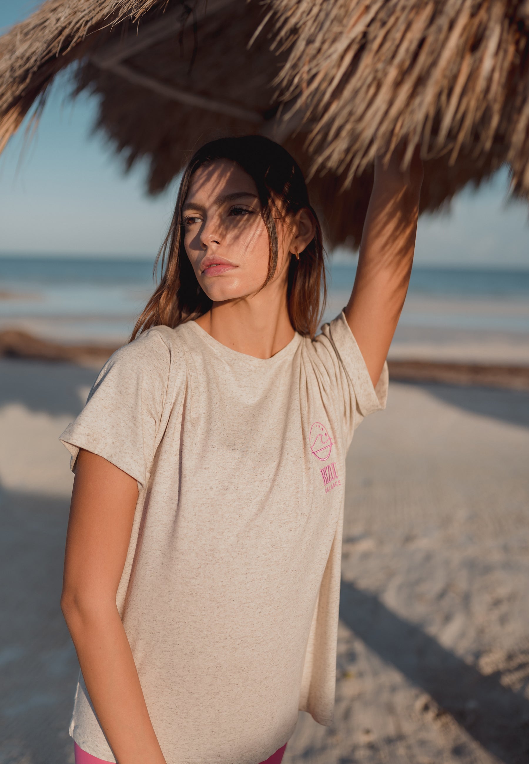 ISABELA beige oversized t-shirt with a cut-out on the back