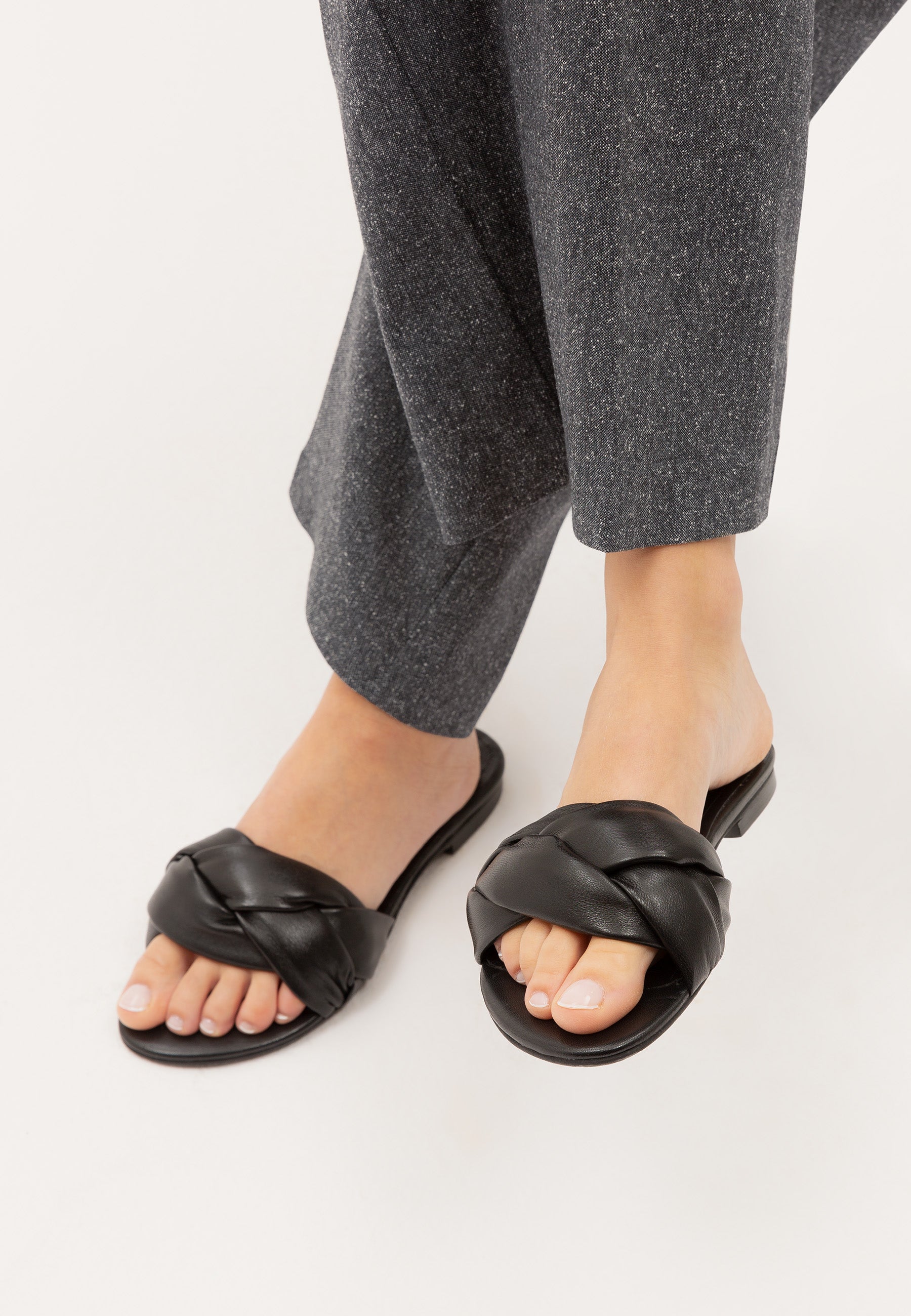 POLVO leather flip-flops black