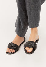 Load image into Gallery viewer, POLVO leather flip-flops black