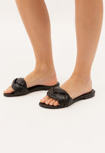 Load image into Gallery viewer, POLVO leather flip-flops black