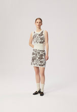 Load image into Gallery viewer, MOENA jersey skirt in a floral pattern in cream
