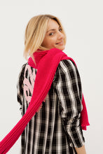 Load image into Gallery viewer, Long scarf with logo patch LUPE fuchsia