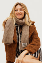 Load image into Gallery viewer, Long scarf with logo patch LUPE beige
